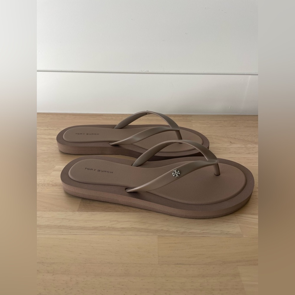 NWT Tory Burch Kira Padded Flip Flop - Color:
Mountain Gray / Silver, Size 8 - Picture 6 of 11